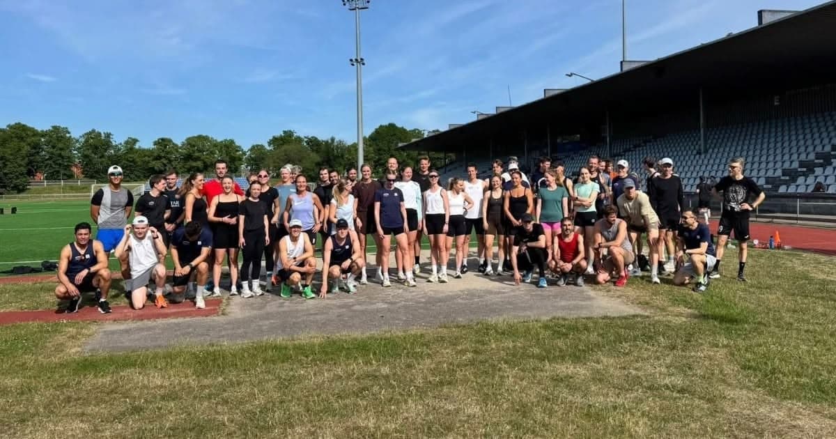 Klubben samlet ved løbebanen på en sommerdag