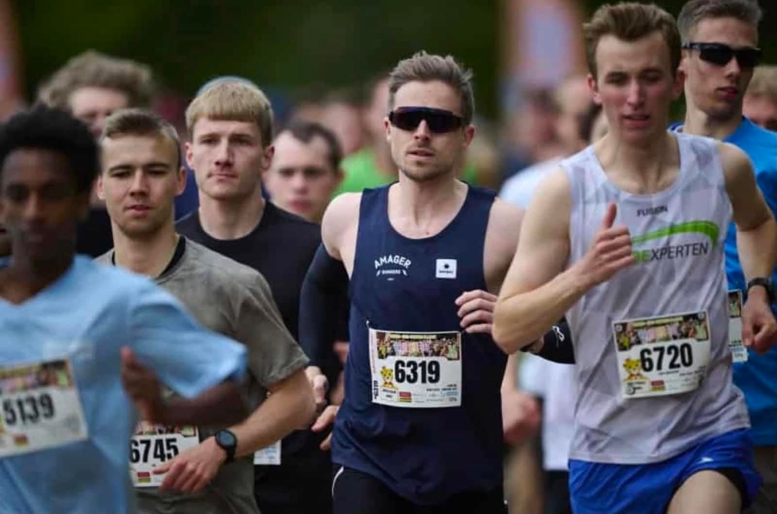 En Amager Runners-løber i navy klubtrøje under et løb